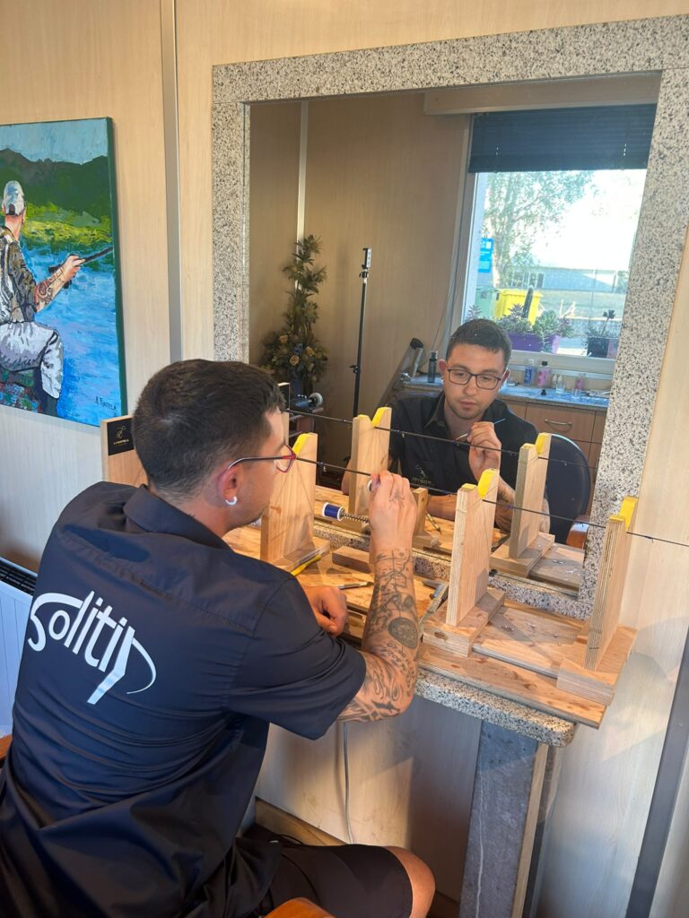 Alejandro Portela bei der Arbeit in seiner Rutenbauwerkstatt