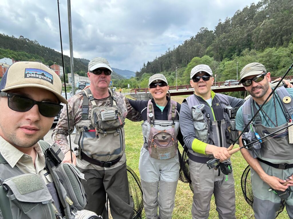 Alejandro Portela mit Fliegenfischern am Wasser